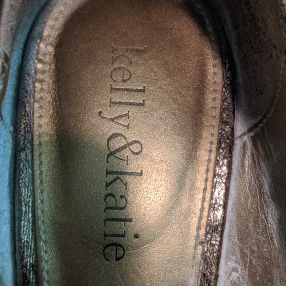 Kelly & Katie gold pumps - Picture 5 of 8